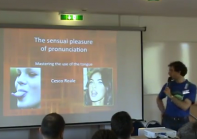 [:en]The sensual pleasure of pronunciation: mastering the use of the tongue[:]